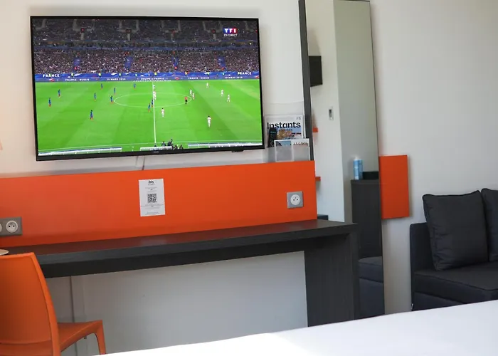 卡昂中心火车站宜必思样尚品酒店