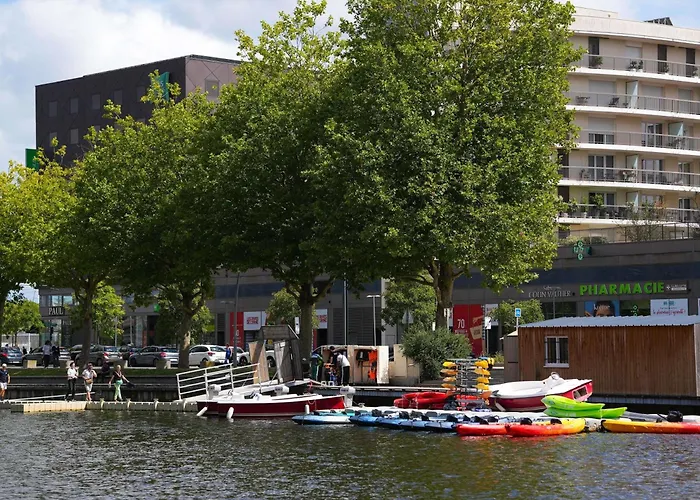 卡昂中心火车站宜必思样尚品酒店