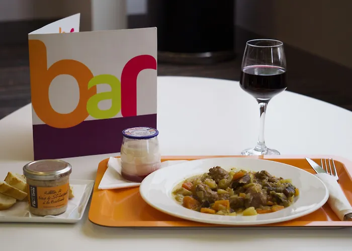 卡昂中心火车站宜必思样尚品酒店