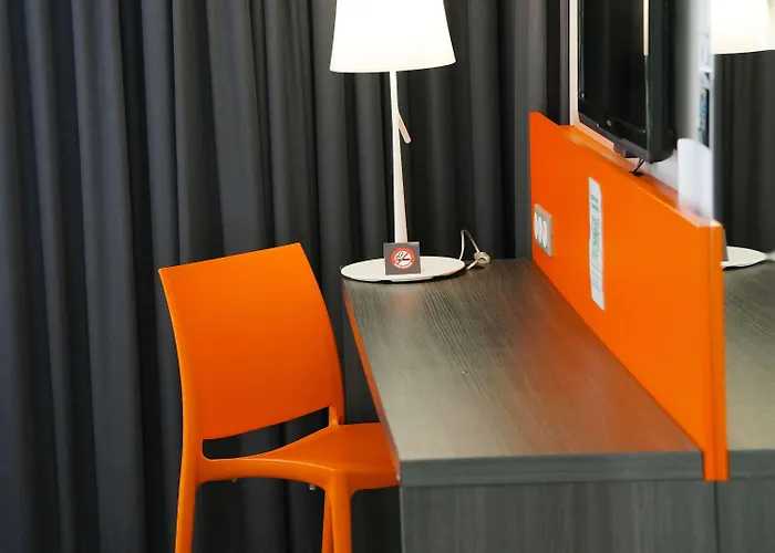 卡昂中心火车站宜必思样尚品酒店 3*